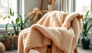 Fleece deken over een houten stoel in een zonnige kamer voor extra comfort.